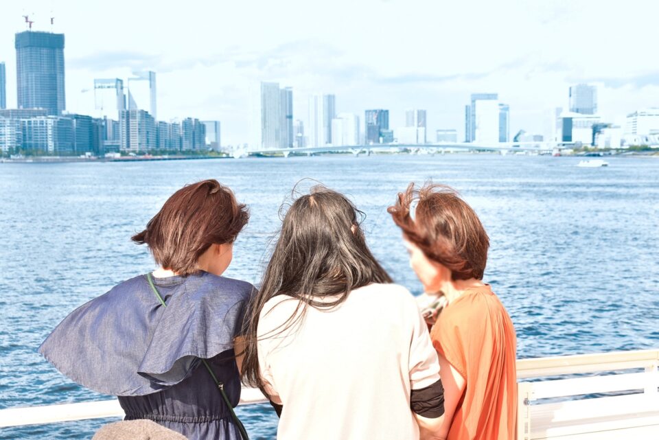 船の上で景色を眺める女性3人