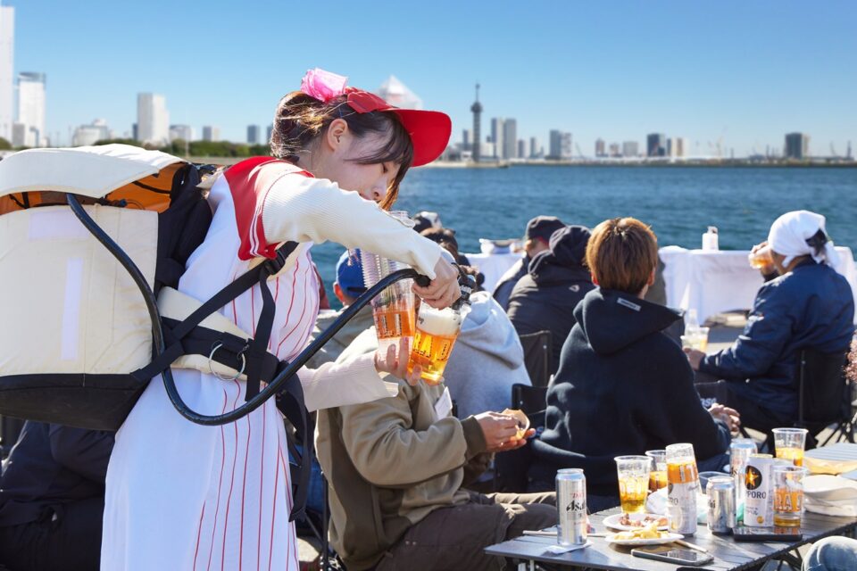 クルージングしながらビールの売り子さんの注ぐビールを楽しむ