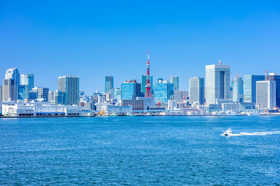 海から見た東京タワーと都内の景色