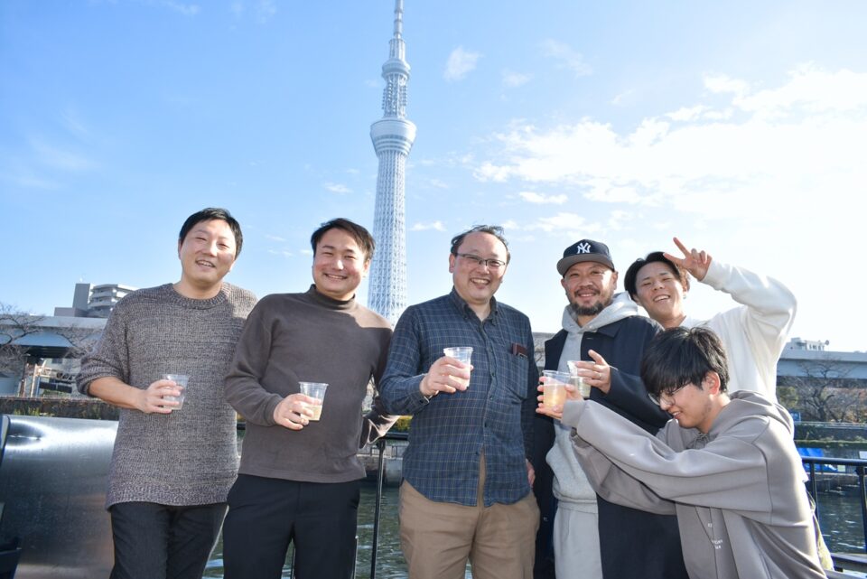 スカイツリー前で記念撮影