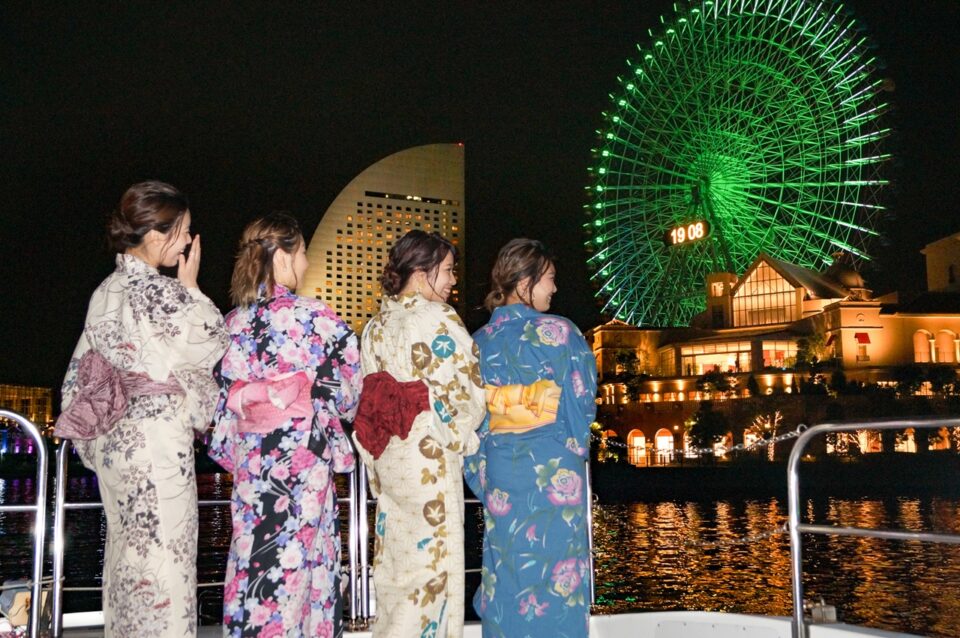 浴衣姿で横浜クルーズを楽しむ女性たち
