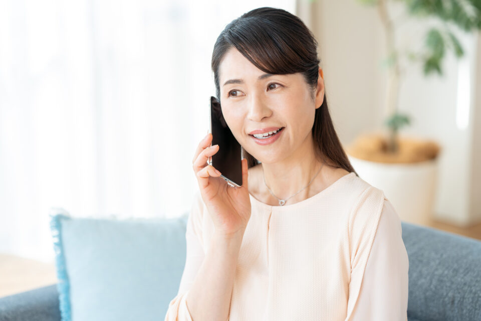 スマートフォンで電話をかける女性