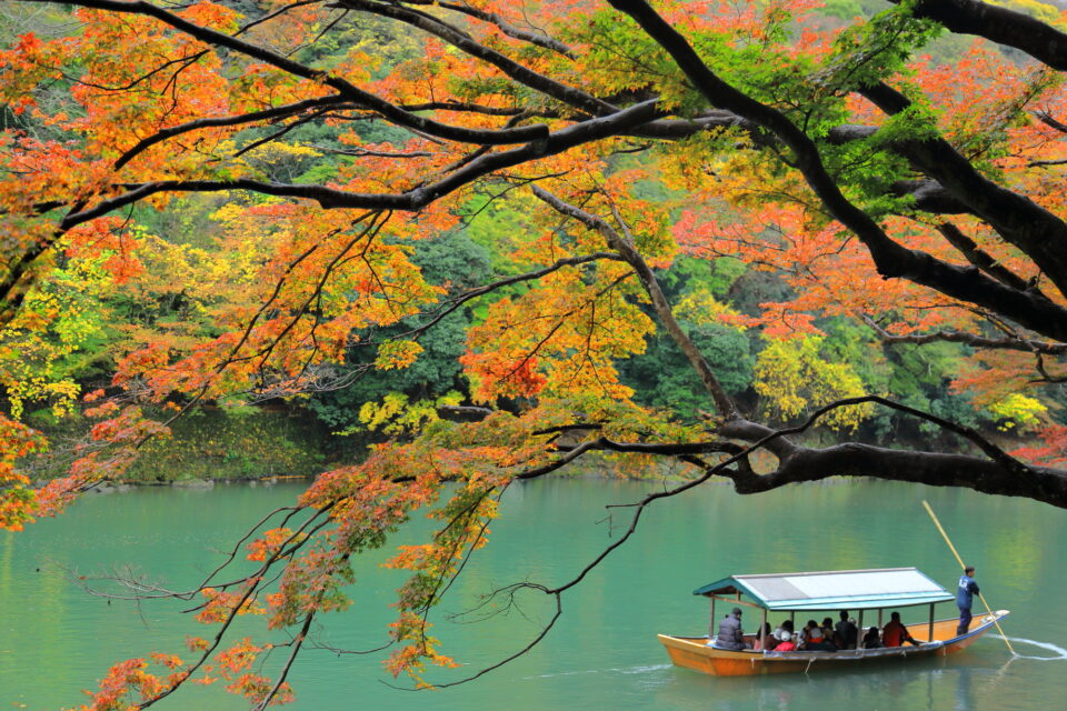 紅葉と屋形船