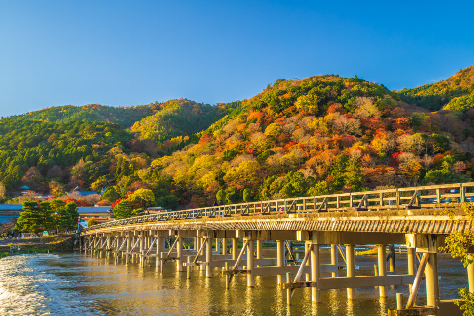 紅葉時期の嵐山の渡月橋