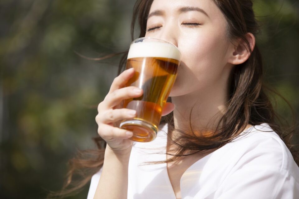 ビールを飲む女性