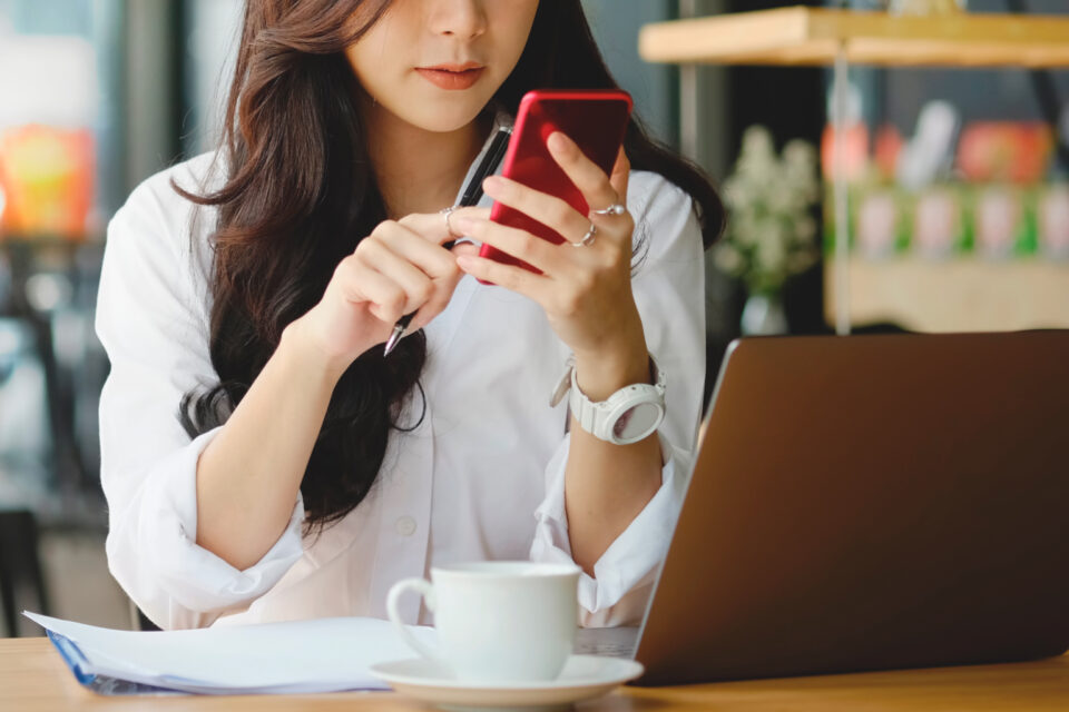 携帯をチェックする女性