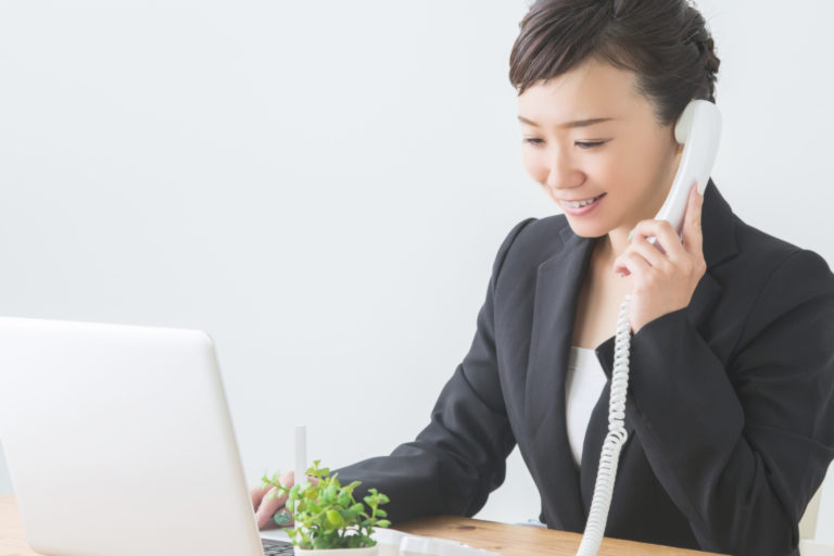 電話をする女性