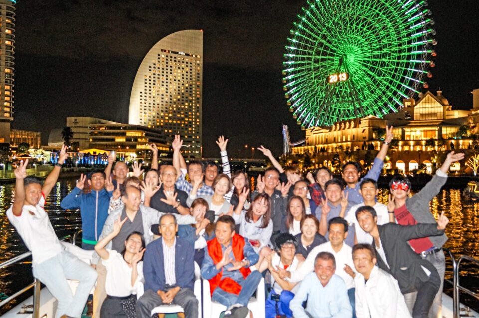 夜のみなとみらいで記念撮影