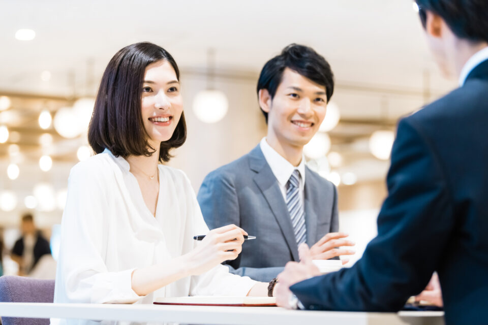 打ち合わせを行う