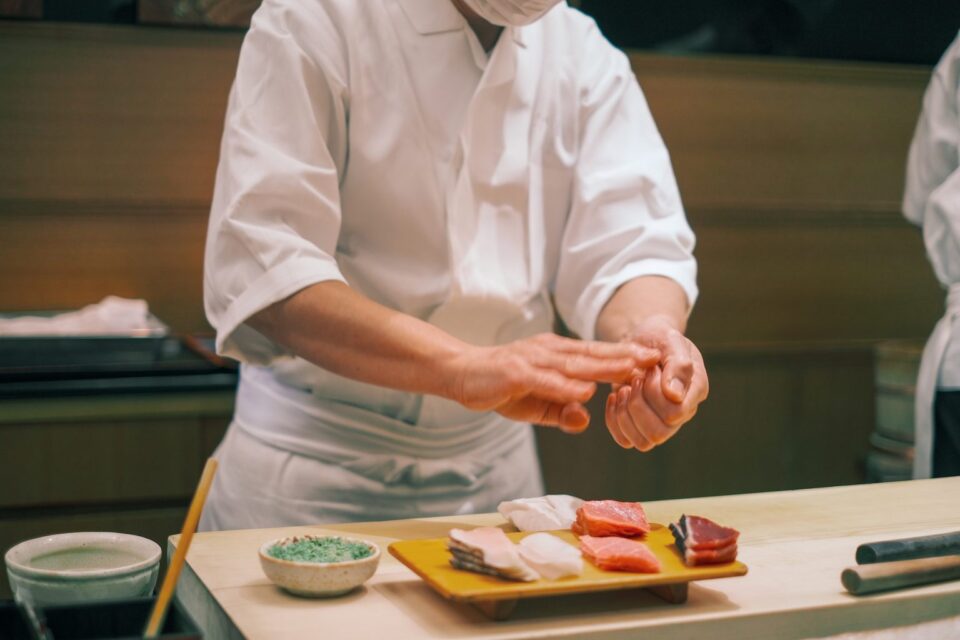 お寿司を握る寿司職人
